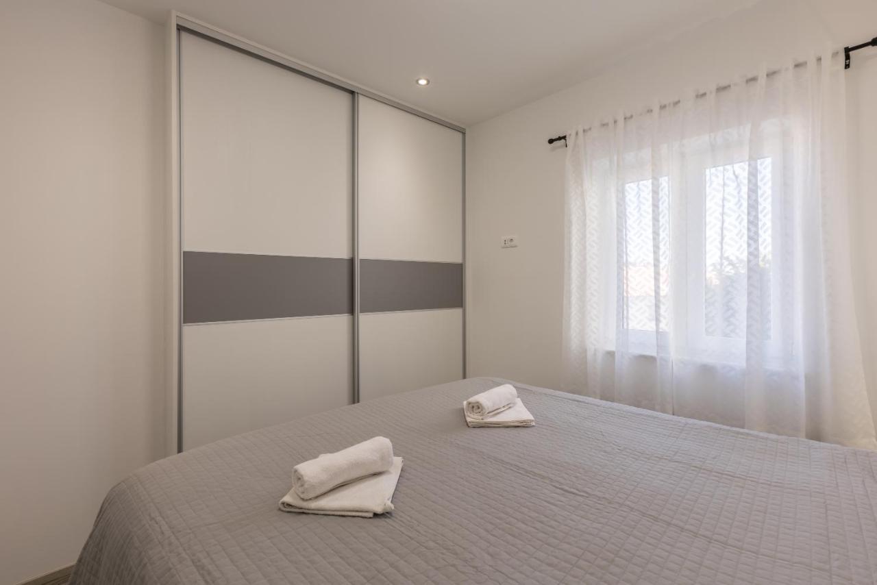 Apartments Petra Bol Exterior photo